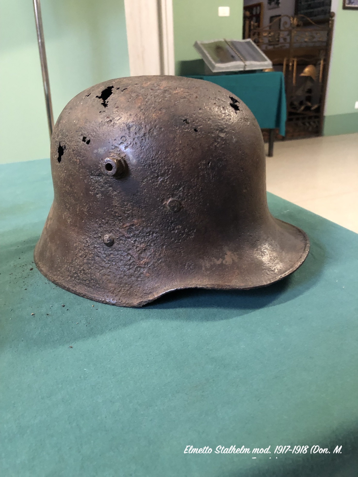 Stahlhelm mod 1917-1918.jpg